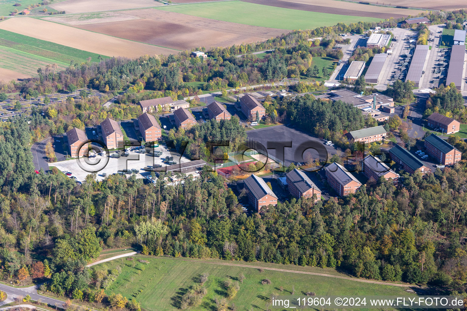 Vue aérienne de Caserne militaire de la Bundeswehr Mainfranken à Volkach dans le département Bavière, Allemagne