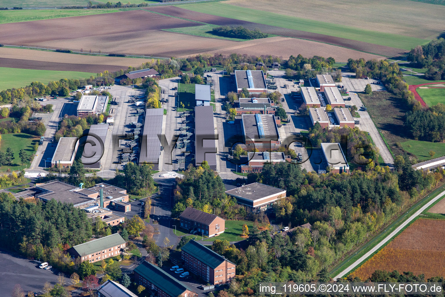 Vue aérienne de Mainfrankenkaserne à Volkach dans le département Bavière, Allemagne