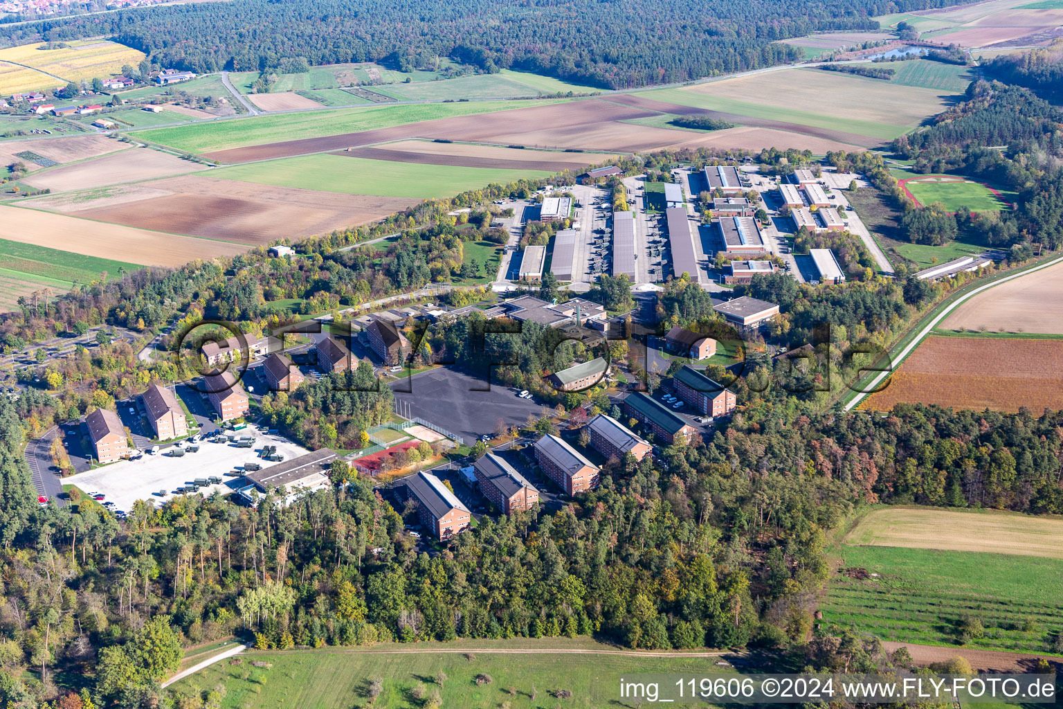 Vue aérienne de Caserne militaire de la Bundeswehr Mainfranken à Volkach dans le département Bavière, Allemagne