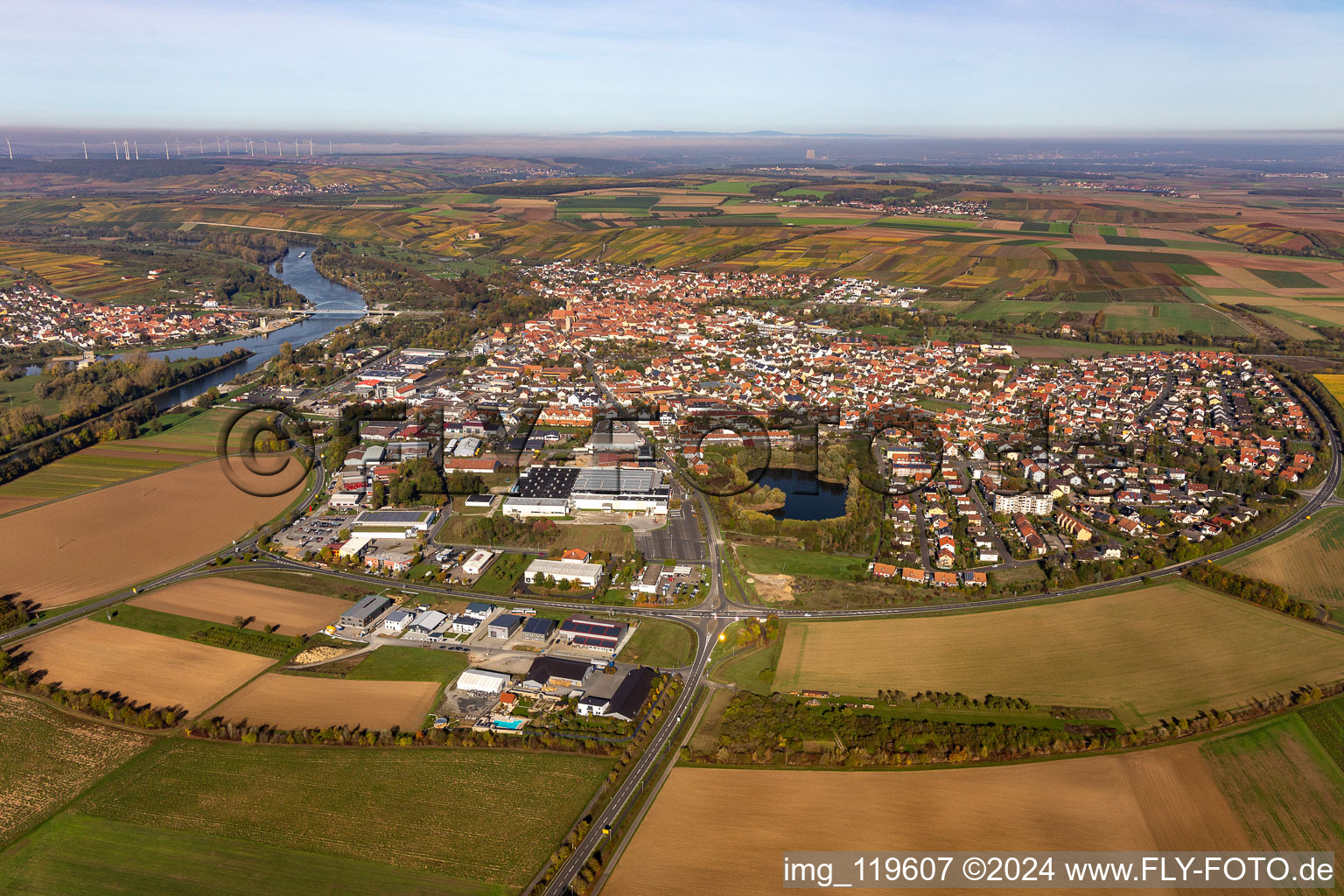 Volkach dans le département Bavière, Allemagne d'un drone