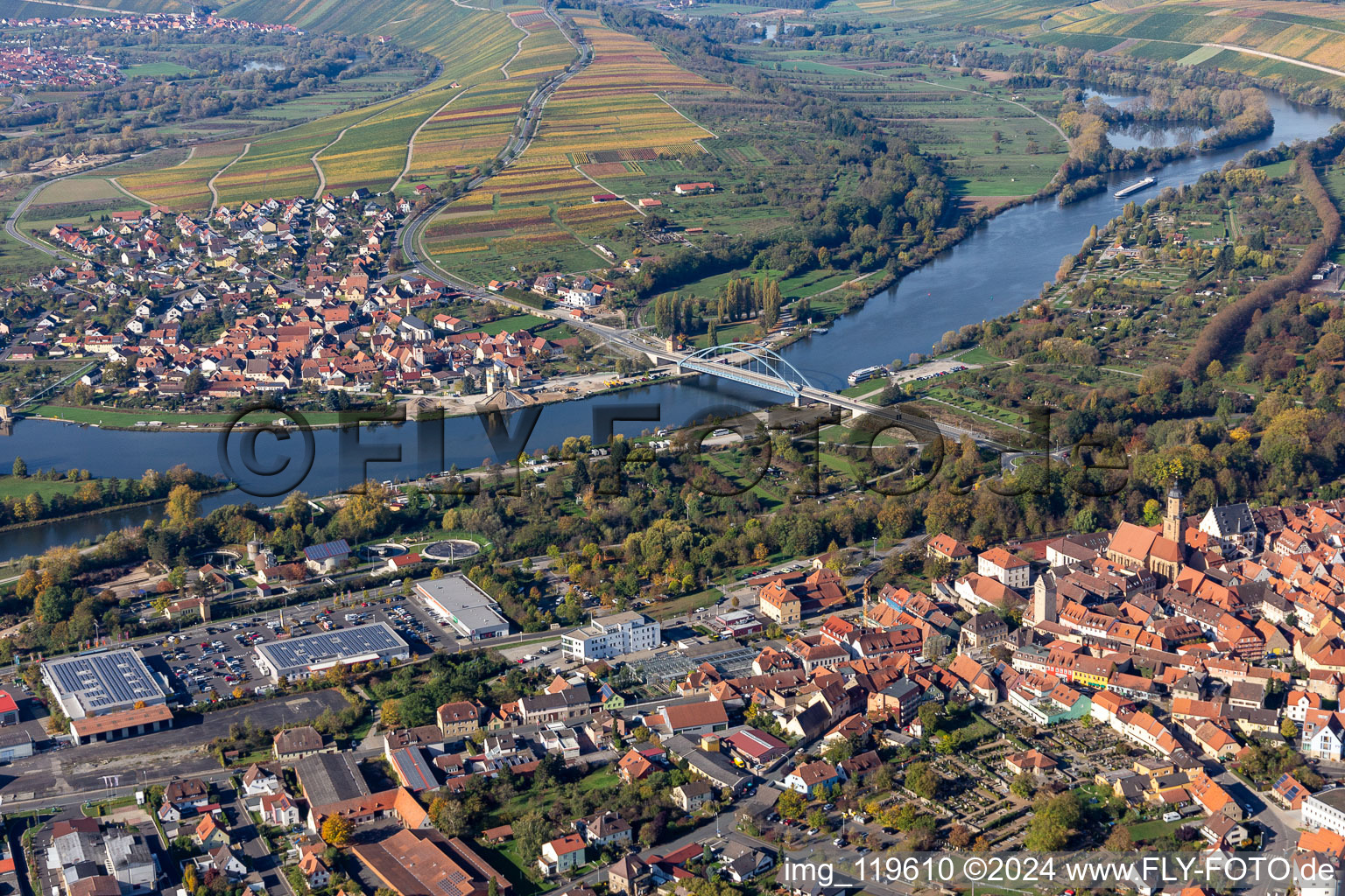 Vue aérienne de Rivière - Structure de pont sur le Main entre Astheim et Volkach dans l'état à le quartier Astheim in Volkach dans le département Bavière, Allemagne