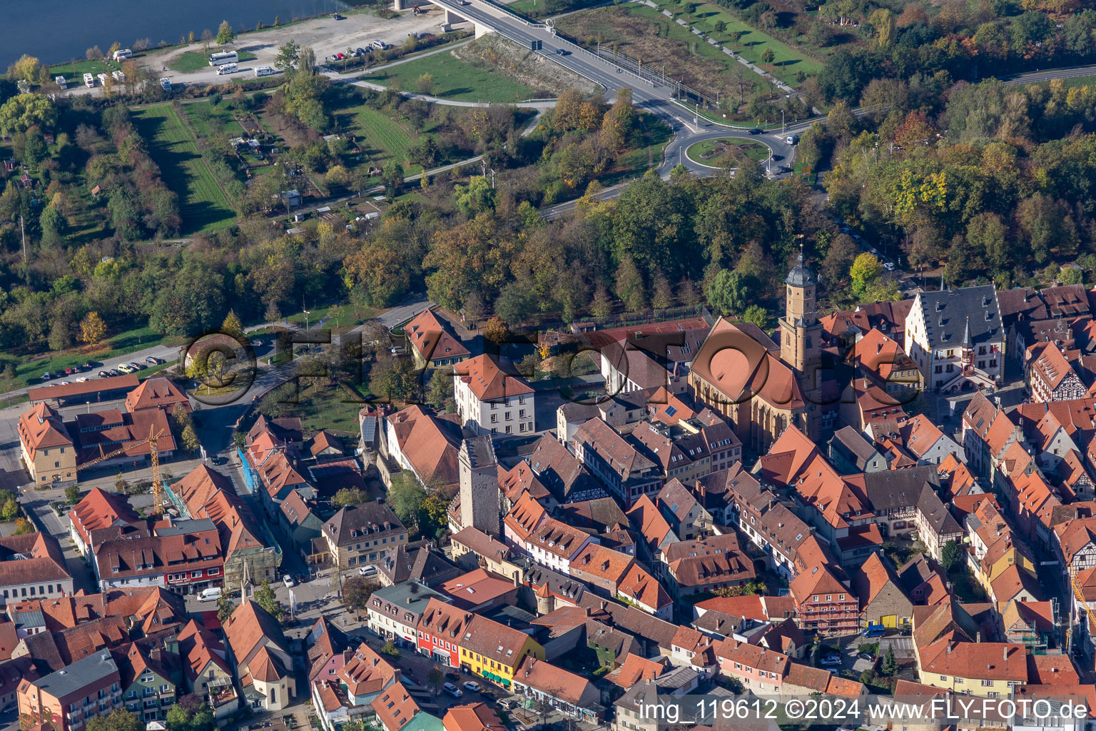 Vue aérienne de Église catholique de Saint-Barthélemy à Volkach dans le département Bavière, Allemagne