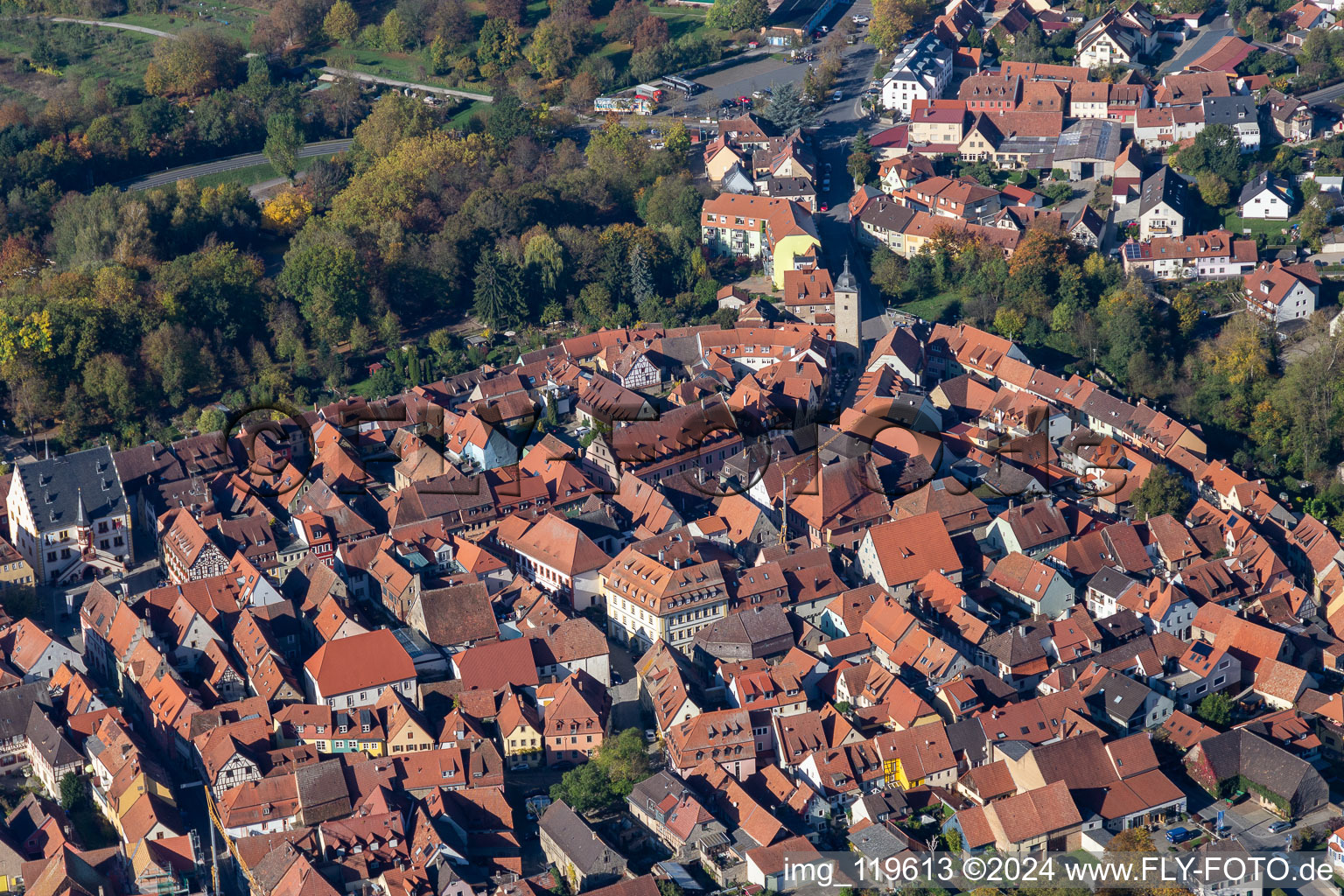 Vue aérienne de Vieille ville à le quartier Astheim in Volkach dans le département Bavière, Allemagne