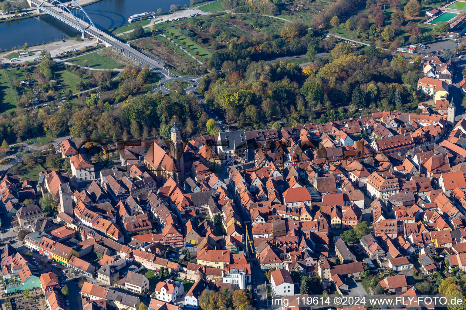 Vue aérienne de Vieille ville à Volkach dans le département Bavière, Allemagne