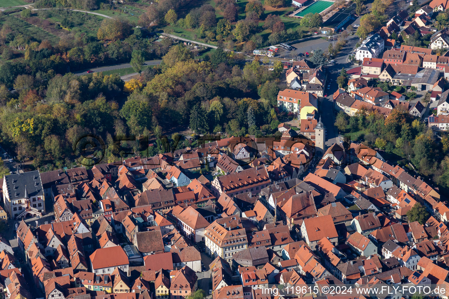 Vue aérienne de Bâtiment-tour sur l'ancien mur d'enceinte historique de la ville à Volkach dans le département Bavière, Allemagne