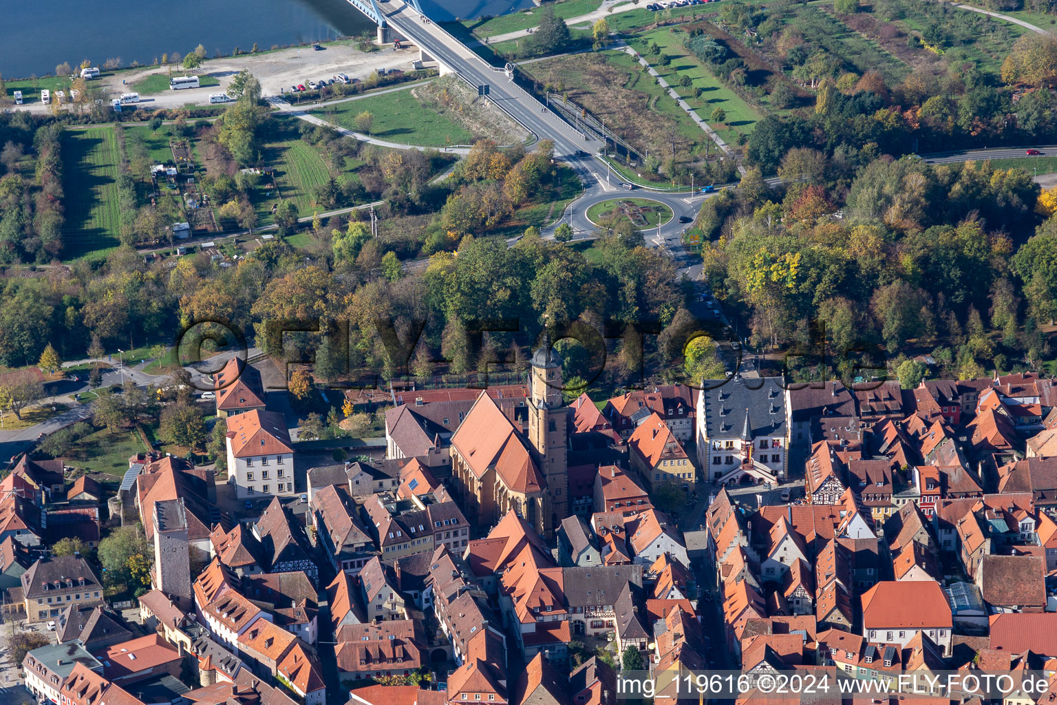 Vue aérienne de Hôtel de ville de la communauté administrative Volkach sur la place du marché au centre ville et l'église catholique Saint-Barthélemy et Saint-Georges à Volkach dans le département Bavière, Allemagne