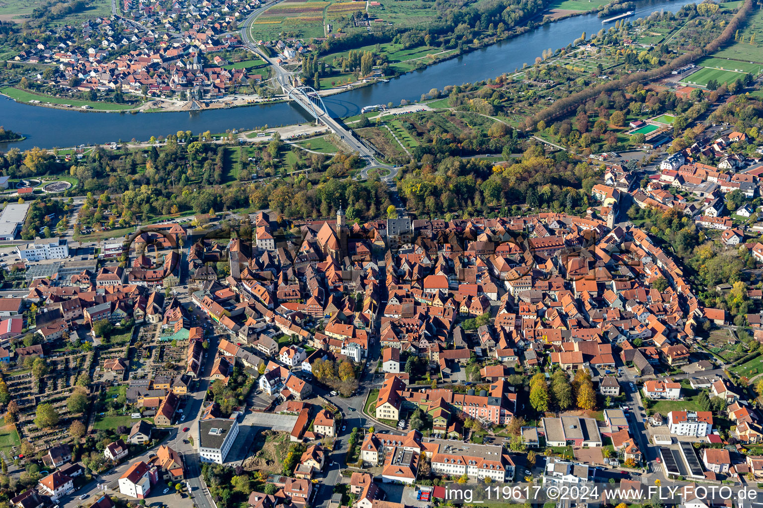 Vue aérienne de Vue sur la ville au bord de la rivière Main à Volkach dans le département Bavière, Allemagne