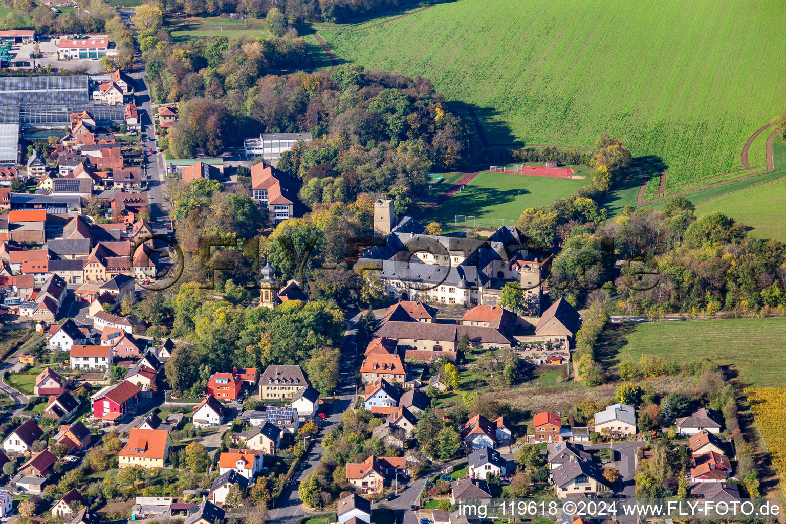 Vue aérienne de Château du Comte Schönborn Gaibach à le quartier Gaibach in Volkach dans le département Bavière, Allemagne