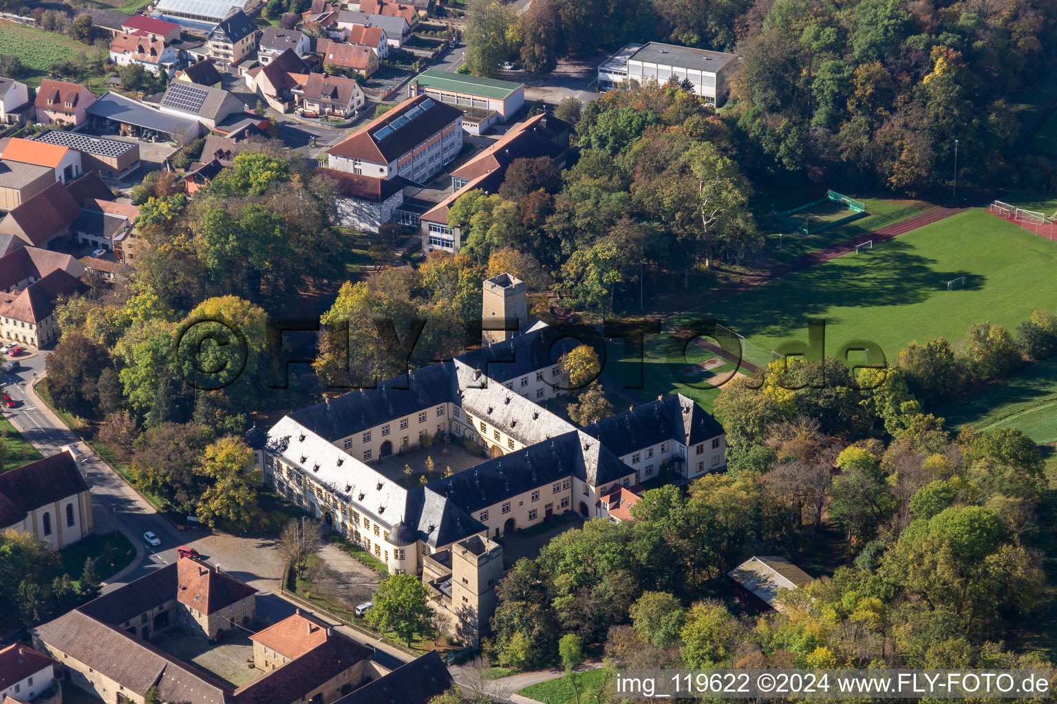 Vue aérienne de Château Gräflich Schönborn Gaibach à le quartier Gaibach in Volkach dans le département Bavière, Allemagne