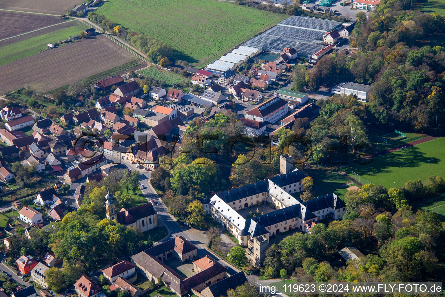 Vue oblique de Château du Comte Schönborn Gaibach à le quartier Gaibach in Volkach dans le département Bavière, Allemagne