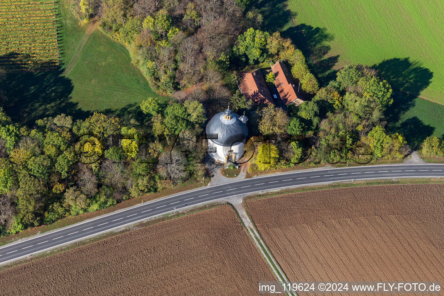 Vue aérienne de Chapelle Sainte-Croix sur la Schweinfurter Straße à le quartier Gaibach in Volkach dans le département Bavière, Allemagne