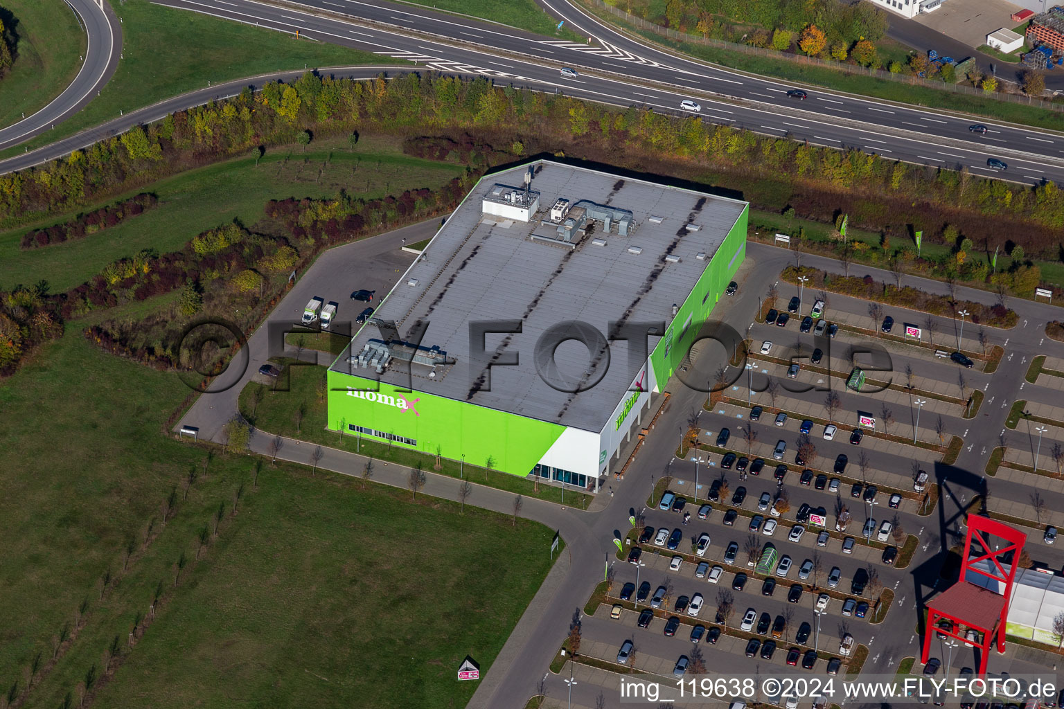 Vue aérienne de Chaise géante sur le parking du magasin de meubles - marché du meuble XXXLutz Neubert Schweinfurt dans l'espace textile de Maintal à le quartier Oberndorf in Schweinfurt dans le département Bavière, Allemagne