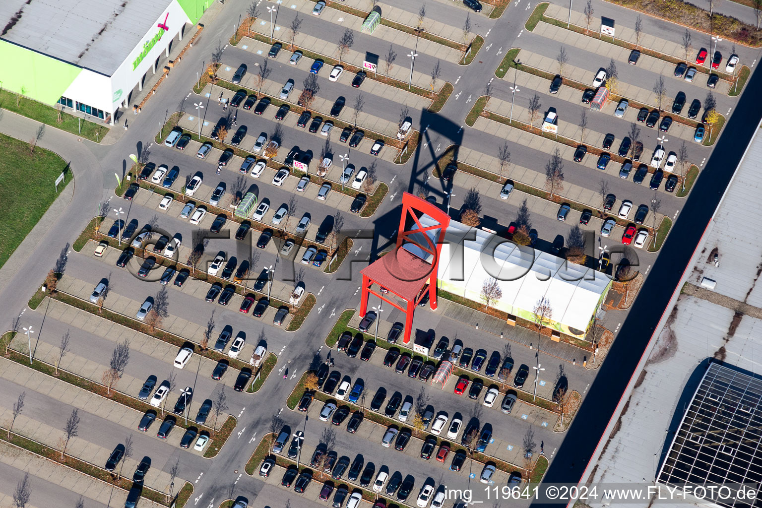 Vue aérienne de Chaise rouge géante sur le parking du magasin de meubles - Möbelmarkt XXXL Neubert Schweinfurt à le quartier Oberndorf in Schweinfurt dans le département Bavière, Allemagne