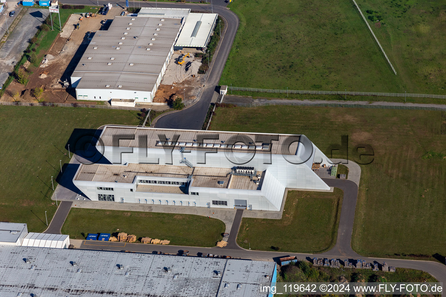 Vue aérienne de Locaux de l'entreprise du centre d'essais SKF Sven Wingquist avec halls, bâtiments d'entreprise et installations de production à le quartier Grün in Schweinfurt dans le département Bavière, Allemagne