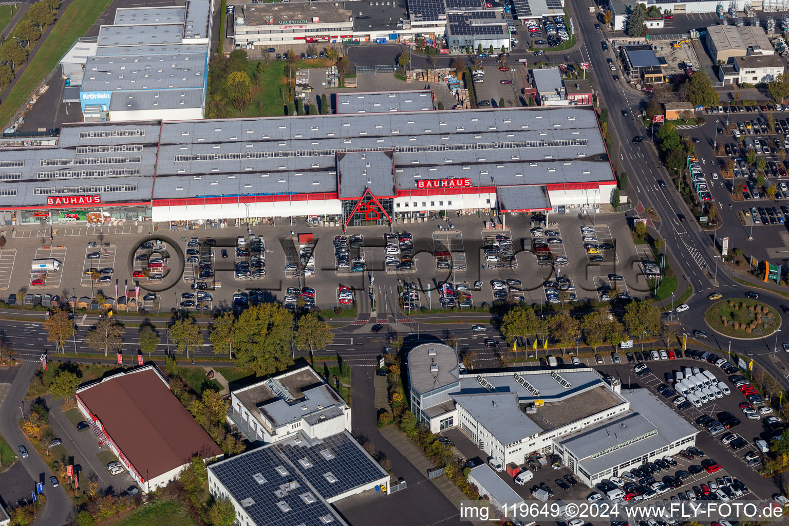 Vue aérienne de Quincaillerie BAUHAUS Schweinfurt au crépuscule à le quartier Grün in Schweinfurt dans le département Bavière, Allemagne