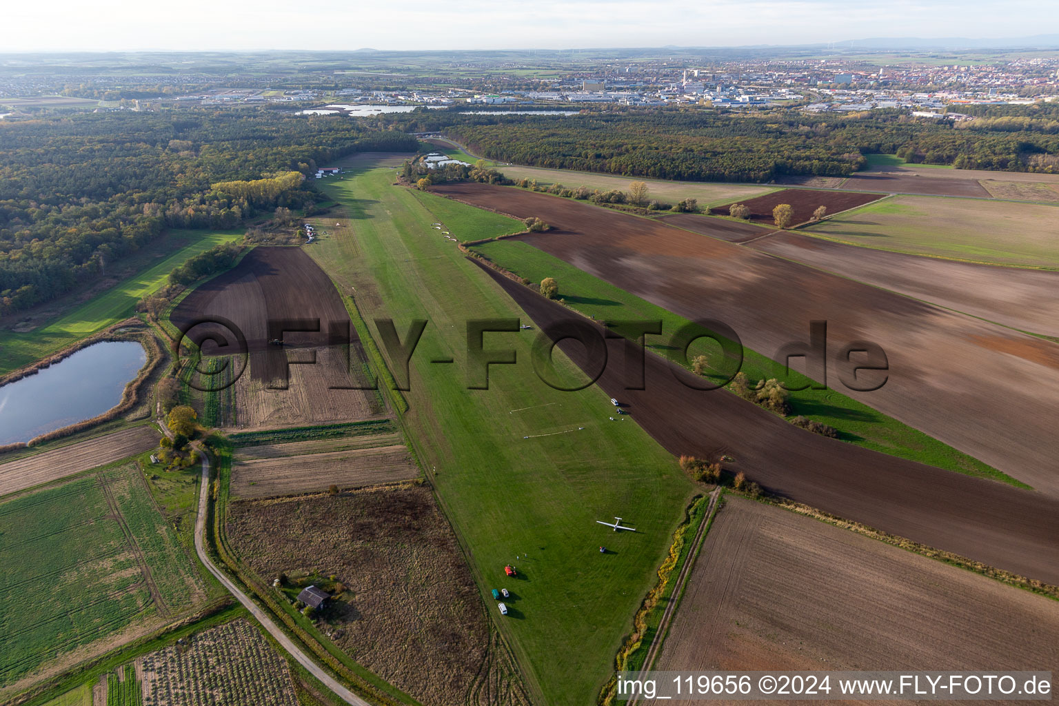 Vue aérienne de Piste avec zone de voie de circulation de l'aérodrome de Schweinfurt Süd EDFS à Gochsheim dans le département Bavière, Allemagne