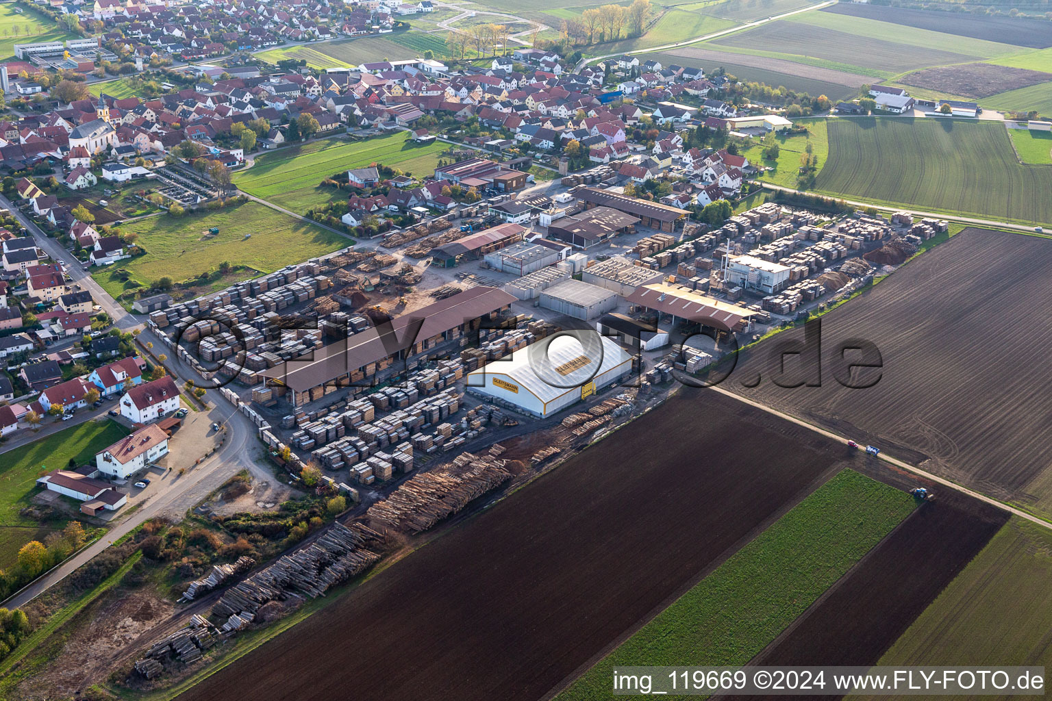 Vue aérienne de Gleitsmann Holzwerke à le quartier Unterspiesheim in Kolitzheim dans le département Bavière, Allemagne