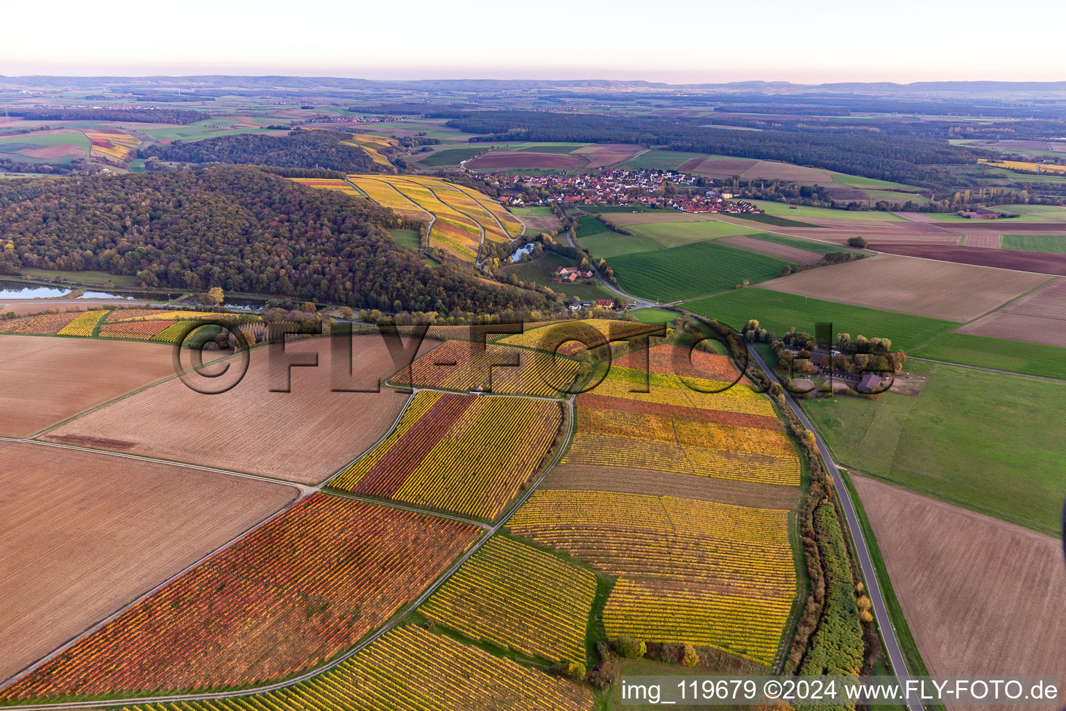 Vue aérienne de Vignobles Obervolkach à le quartier Obervolkach in Volkach dans le département Bavière, Allemagne