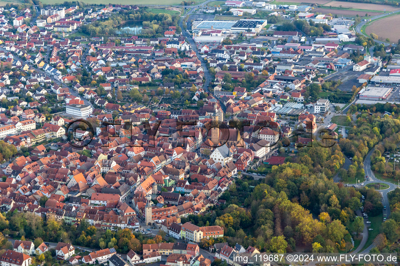 Vue aérienne de Vieille ville à le quartier Astheim in Volkach dans le département Bavière, Allemagne