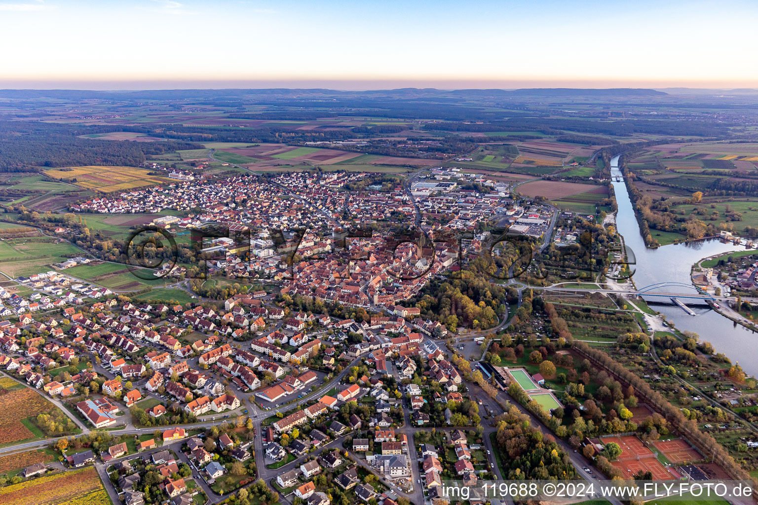 Vue aérienne de Volkach dans le département Bavière, Allemagne