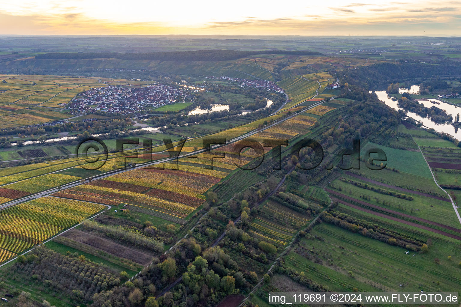 Vue aérienne de Boucle sur la rivière Main à le quartier Astheim in Volkach dans le département Bavière, Allemagne