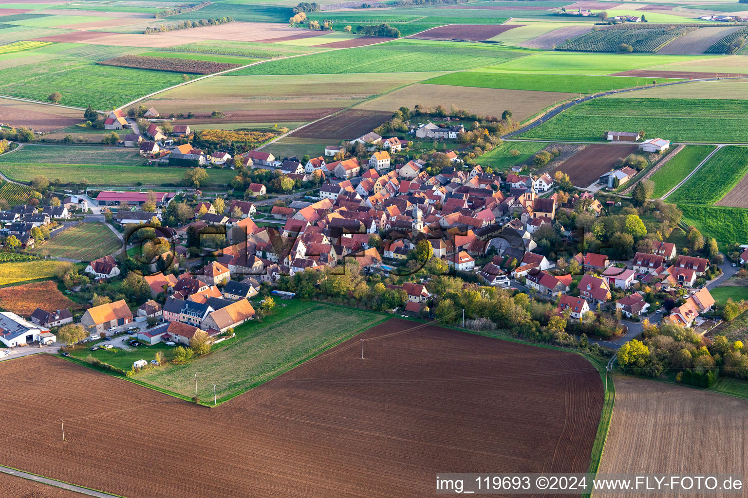 Vue aérienne de Neuses a.Berg à le quartier Neuses am Berg in Dettelbach dans le département Bavière, Allemagne