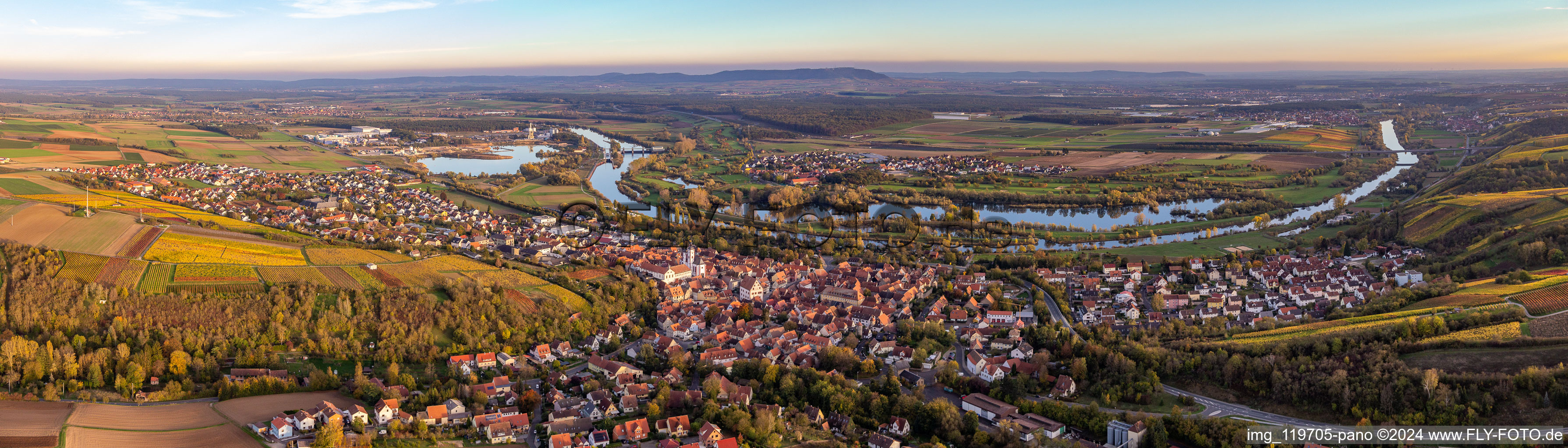 Vue aérienne de Perspective panoramique de la zone riveraine de la rivière Main à Dettelbach dans le département Bavière, Allemagne