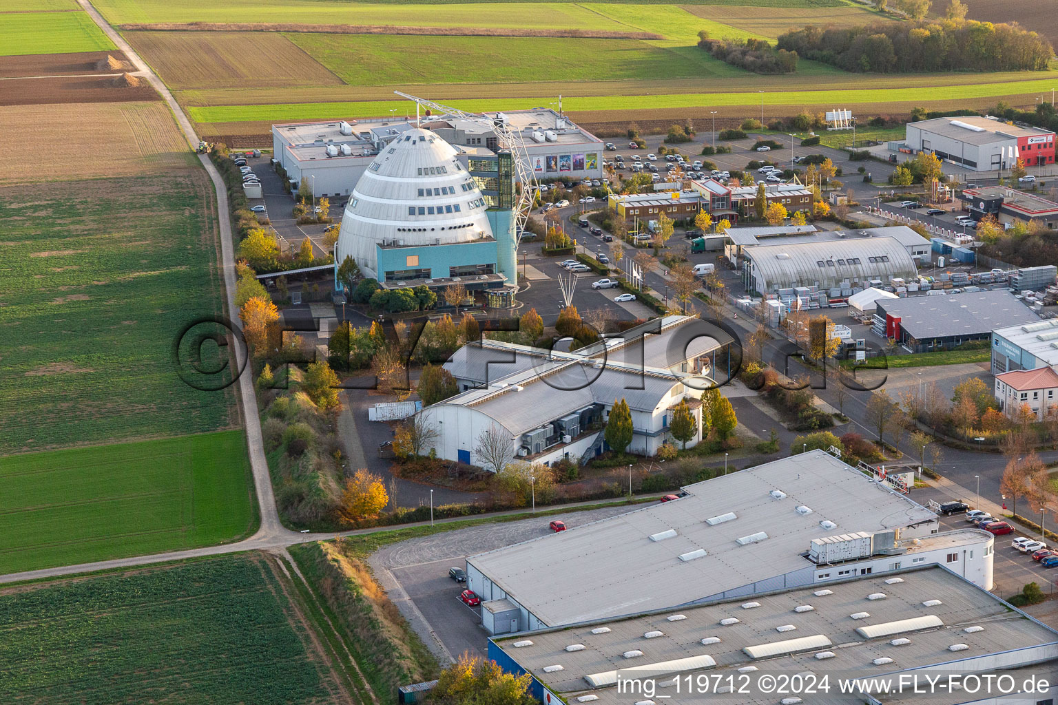 Vue aérienne de Cineworld Cineplex dans le Mainfrankenpark Neuhof à Dettelbach dans le département Bavière, Allemagne