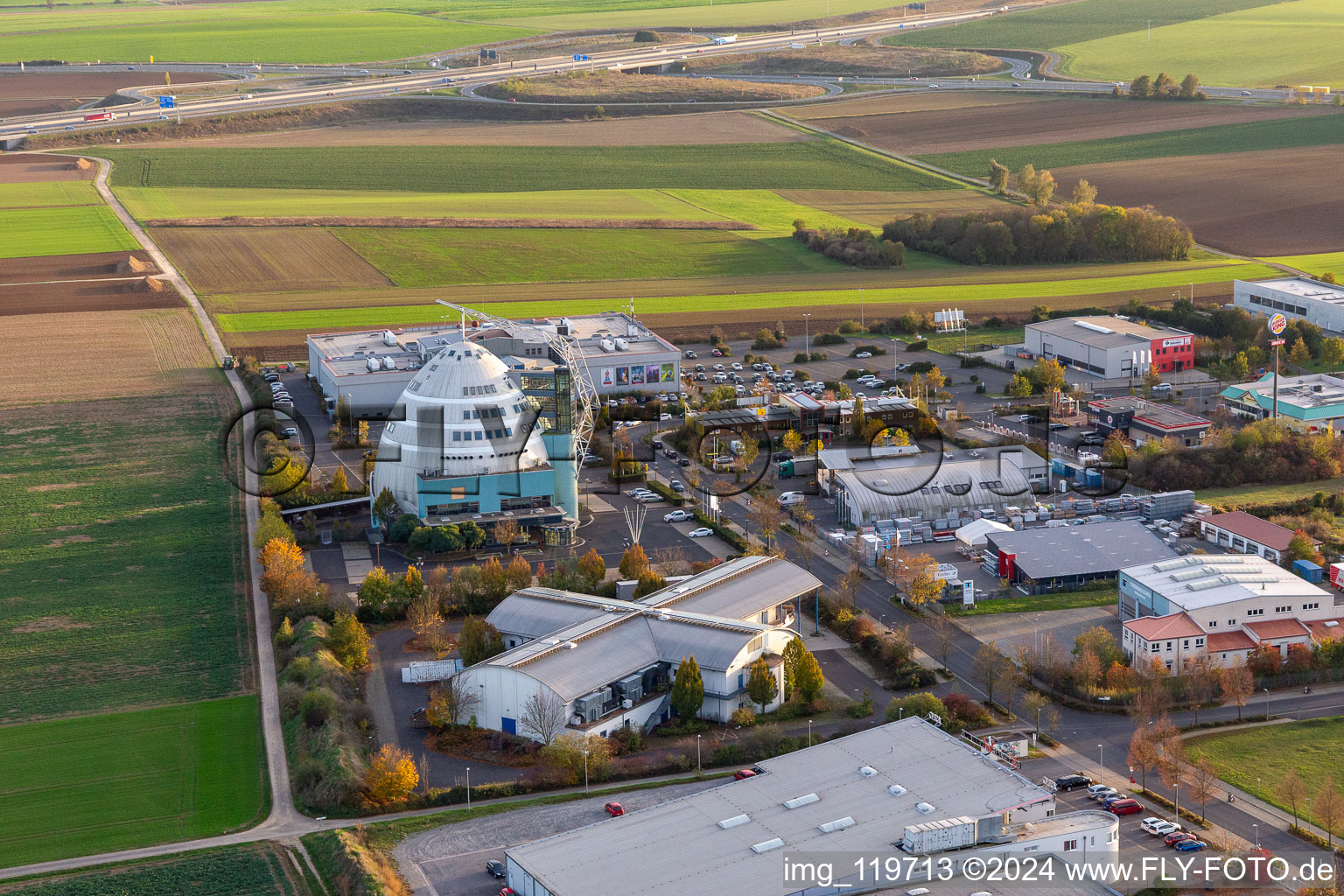 Vue aérienne de Cineworld Cineplex dans le Mainfrankenpark Neuhof à Dettelbach dans le département Bavière, Allemagne