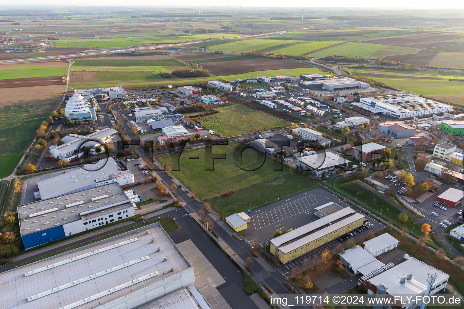 Vue aérienne de Neuhof Mainfrankenpark à Dettelbach dans le département Bavière, Allemagne