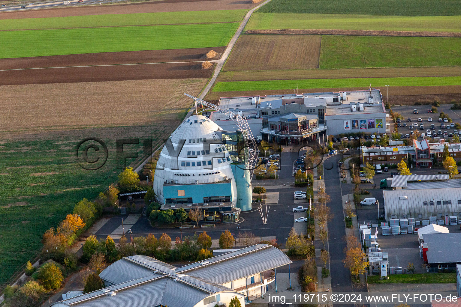 Photographie aérienne de Cineworld Cineplex dans le Mainfrankenpark Neuhof à Dettelbach dans le département Bavière, Allemagne