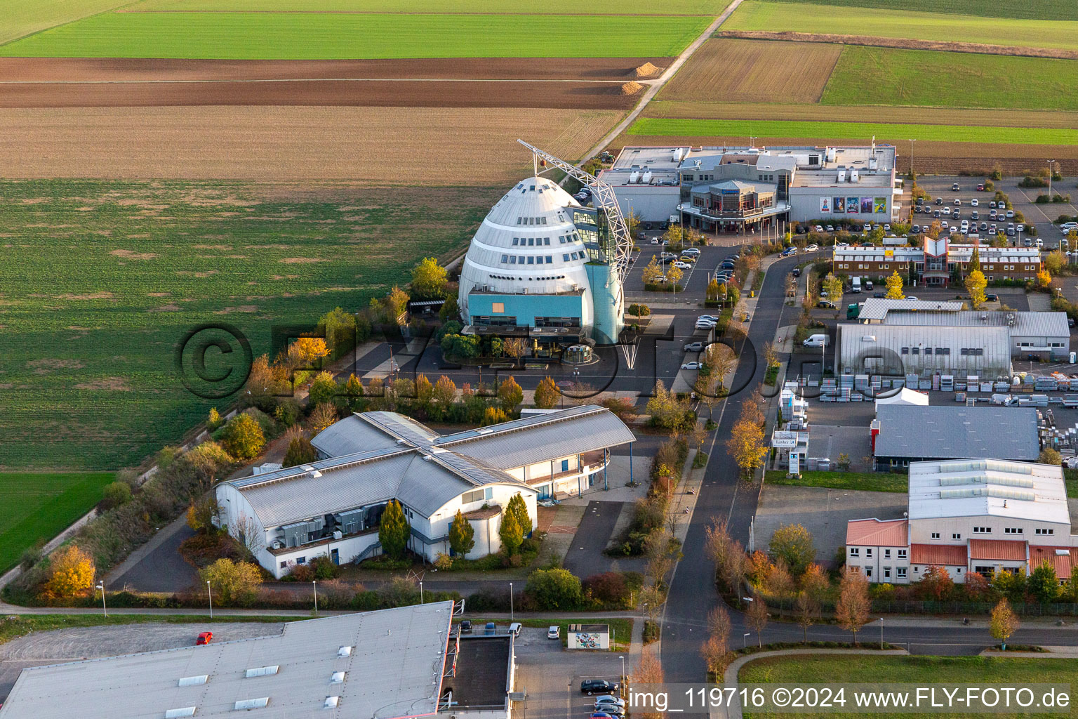 Vue oblique de Cineworld Cineplex dans le Mainfrankenpark Neuhof à Dettelbach dans le département Bavière, Allemagne