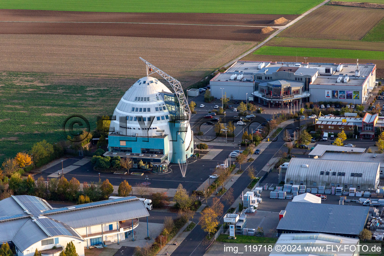 Vue aérienne de Zone commerciale Mainfrankenpark et accord d'entreprise avec Cineworld-Cineplex à le quartier Effeldorf in Dettelbach dans le département Bavière, Allemagne