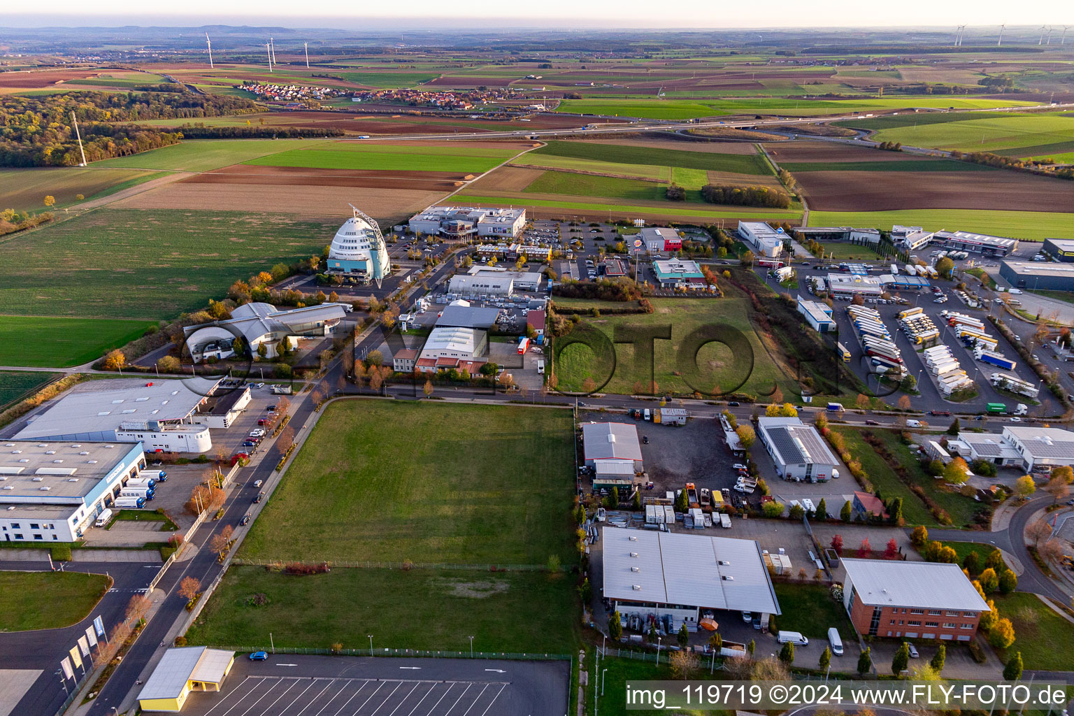 Vue aérienne de Zone commerciale Mainfrankenpark et implantation d'entreprises à le quartier Effeldorf in Dettelbach dans le département Bavière, Allemagne