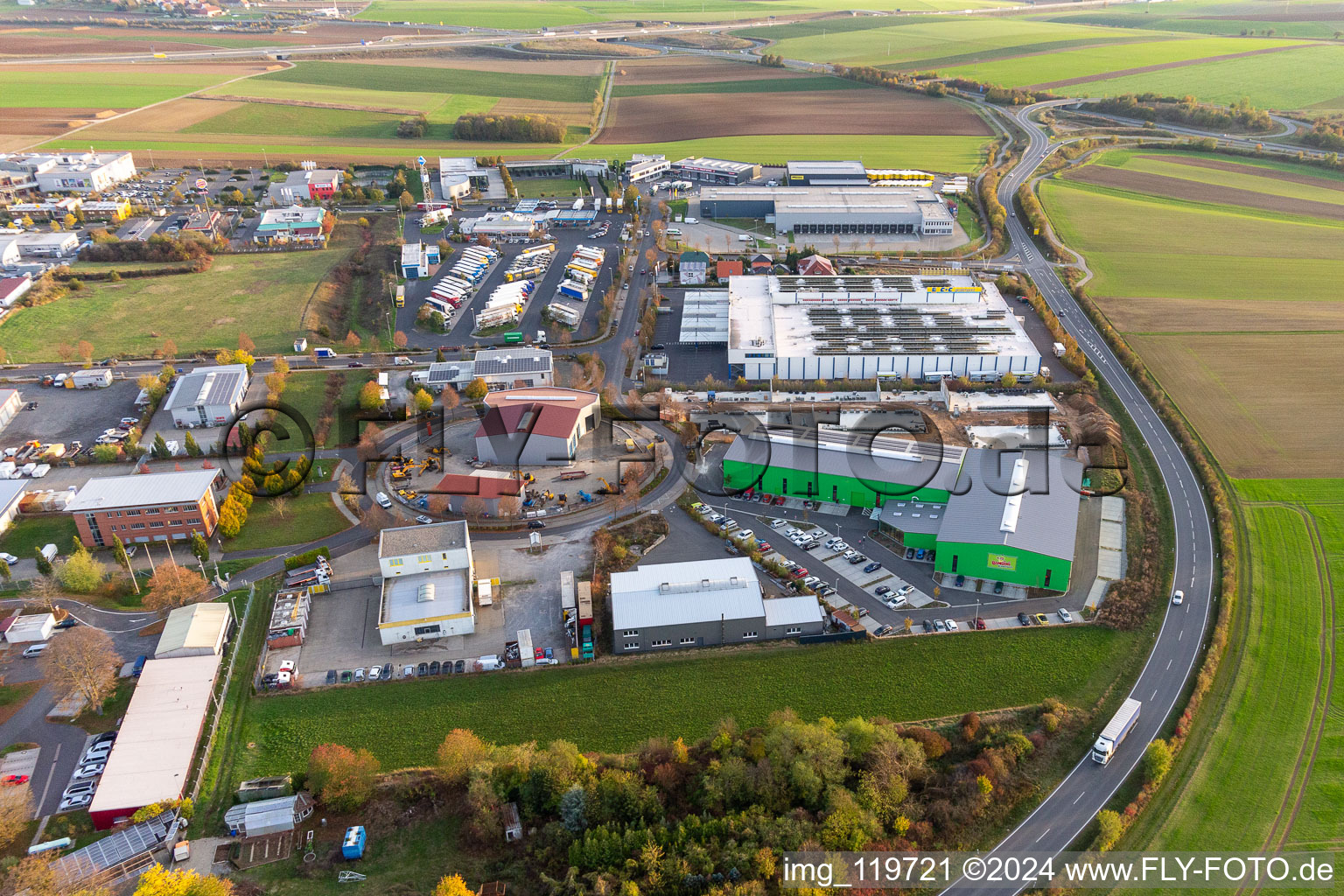 Vue aérienne de Neuhof Mainfrankenpark à Dettelbach dans le département Bavière, Allemagne