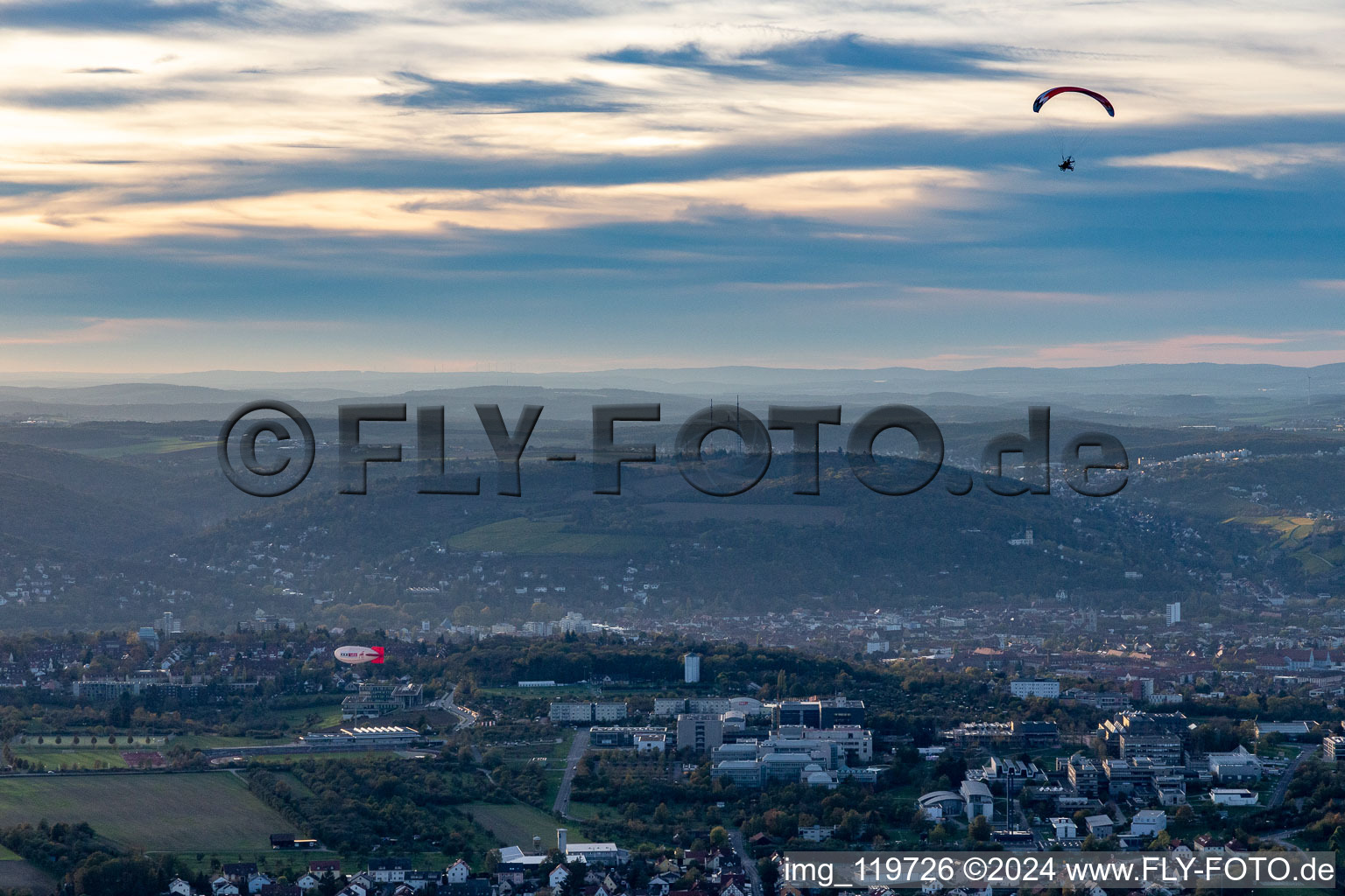 Vue aérienne de Zeppelin et parapente au-dessus du Galgenberg à Gerbrunn dans le département Bavière, Allemagne