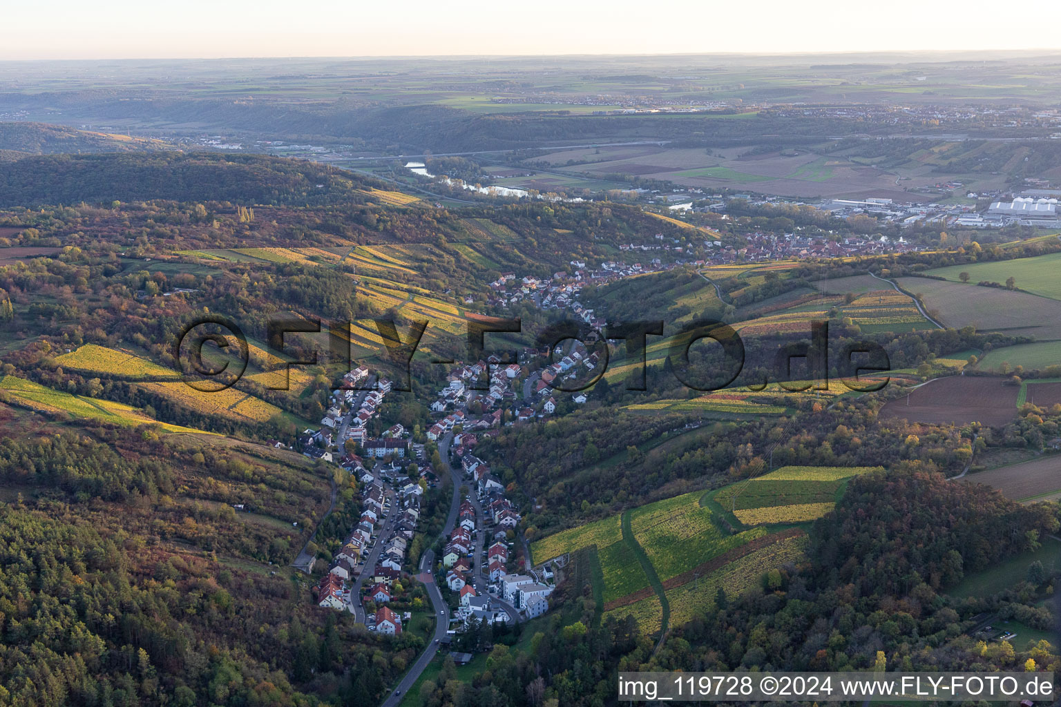 Vue aérienne de Le paysage de la vallée entouré de vignes à Randersacker dans le département Bavière, Allemagne