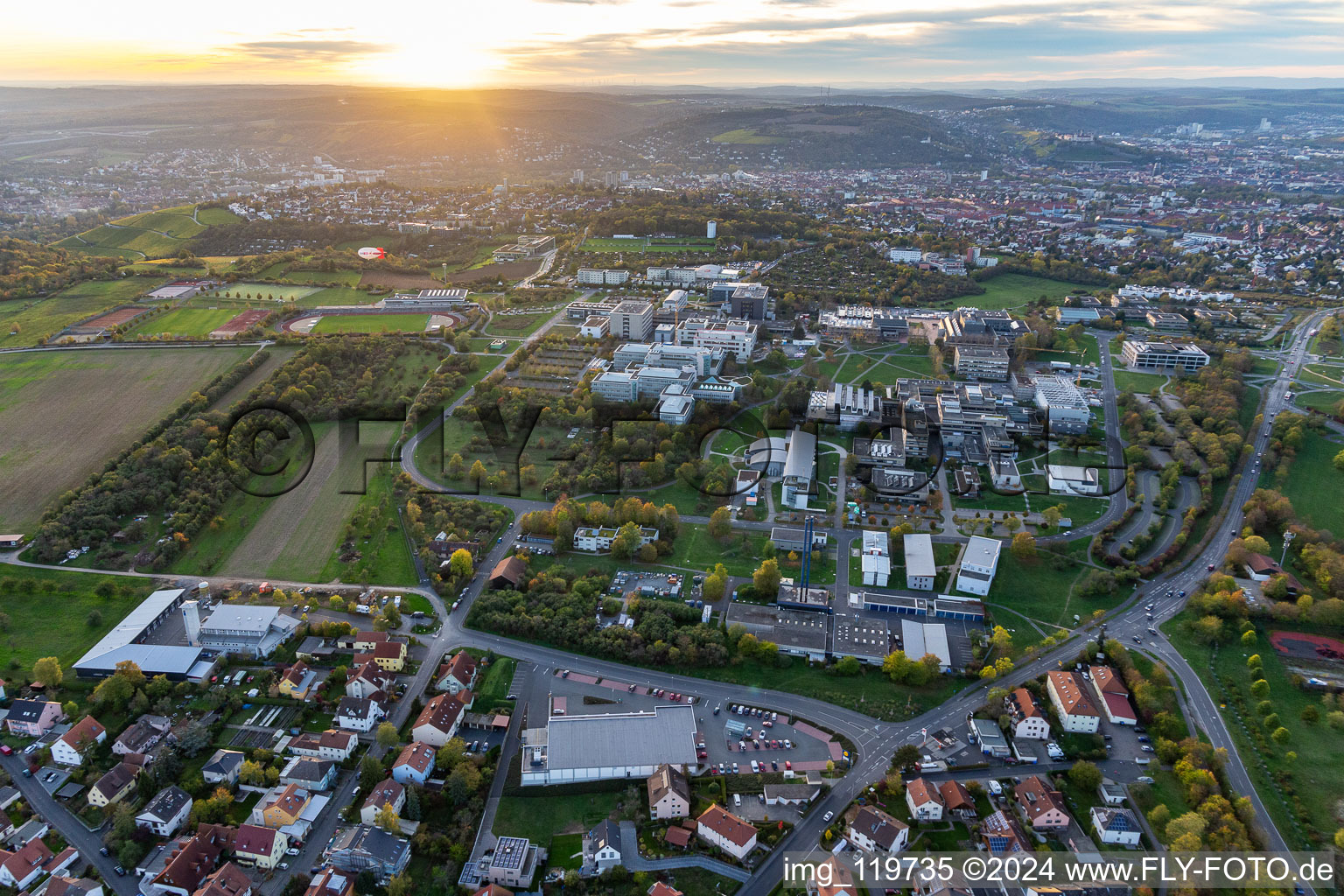 Vue aérienne de Université Julius Maximilian, Institut d'informatique à le quartier Frauenland in Würzburg dans le département Bavière, Allemagne