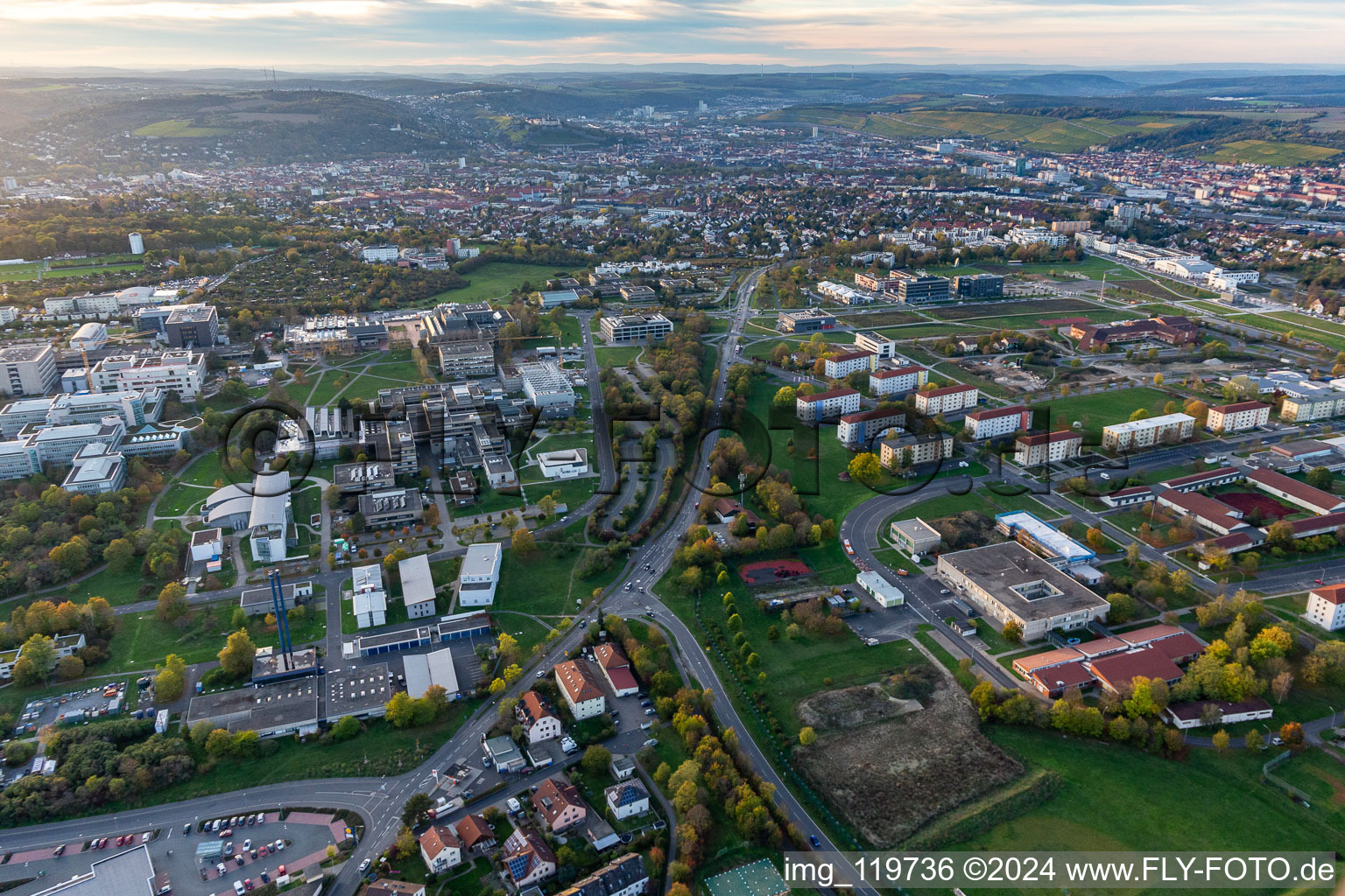 Vue aérienne de Université Julius Maximilian, Institut d'informatique à le quartier Frauenland in Würzburg dans le département Bavière, Allemagne