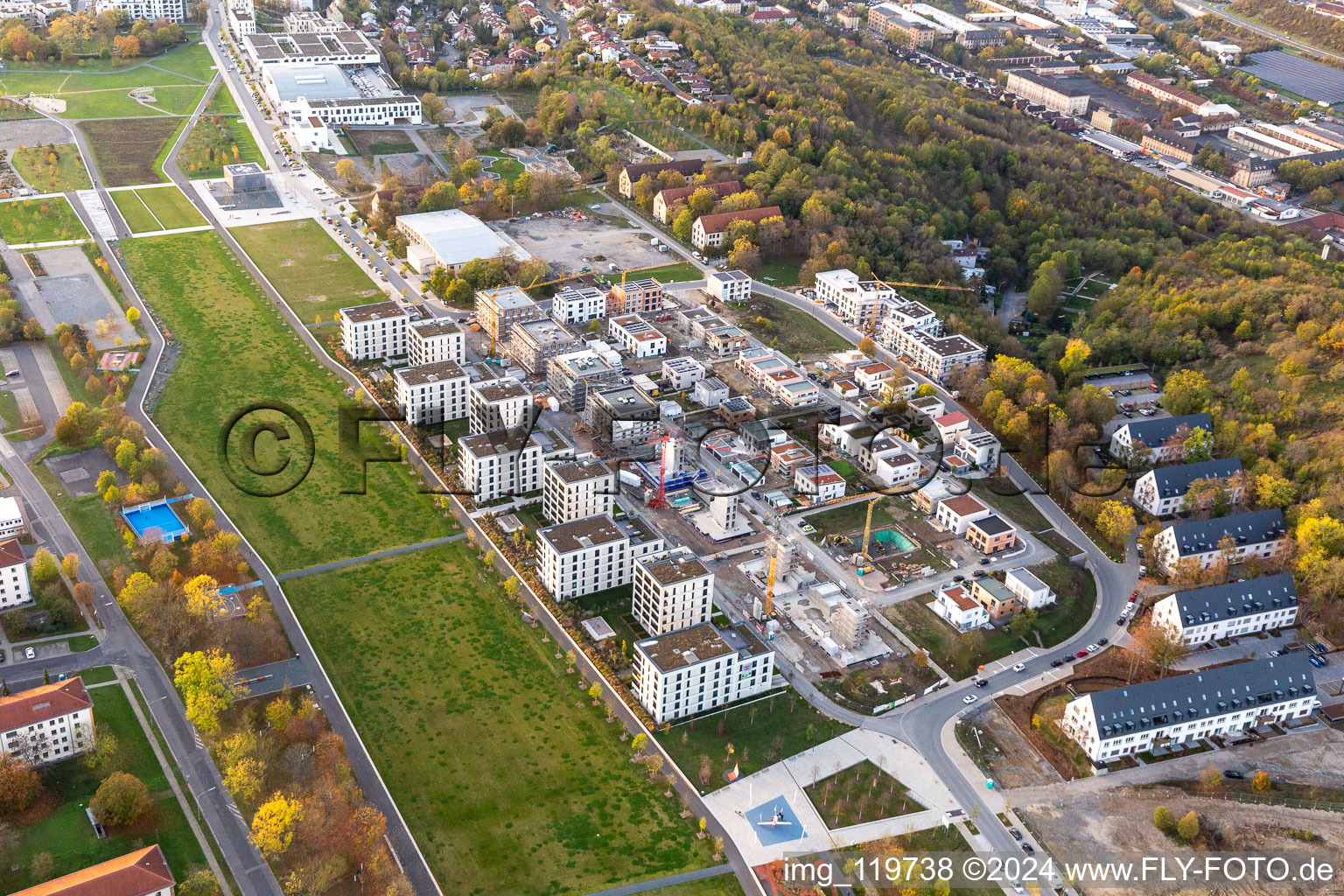 Vue aérienne de Chantier de construction d'un quartier résidentiel avec développement d'un nouveau bâtiment le long de la Norbert-Glanzberg-straße. Deux bâtiments plus grands ont été construits par l'association du bâtiment "Würzburg GbR" et planifiés par les sociétés "bogevischs buero architekten & stadtplaner GmbH" et "bauart Aufbaus GmbH + Co. KG", et d'autres doivent être construits ici par "INDUSTRIA WOHNEN GmbH ". à le quartier Frauenland in Würzburg dans le département Bavière, Allemagne