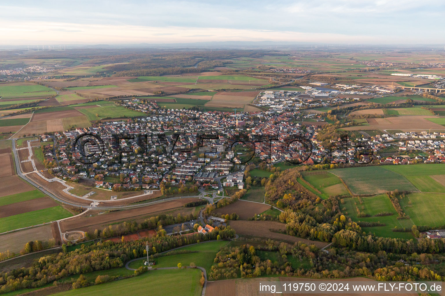 Vue aérienne de Vue des rues et des maisons des quartiers résidentiels à Estenfeld dans le département Bavière, Allemagne