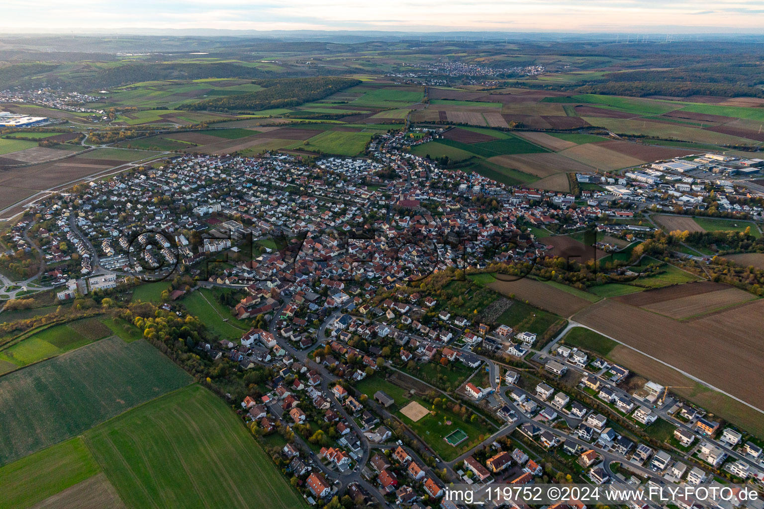 Vue aérienne de Estenfeld dans le département Bavière, Allemagne