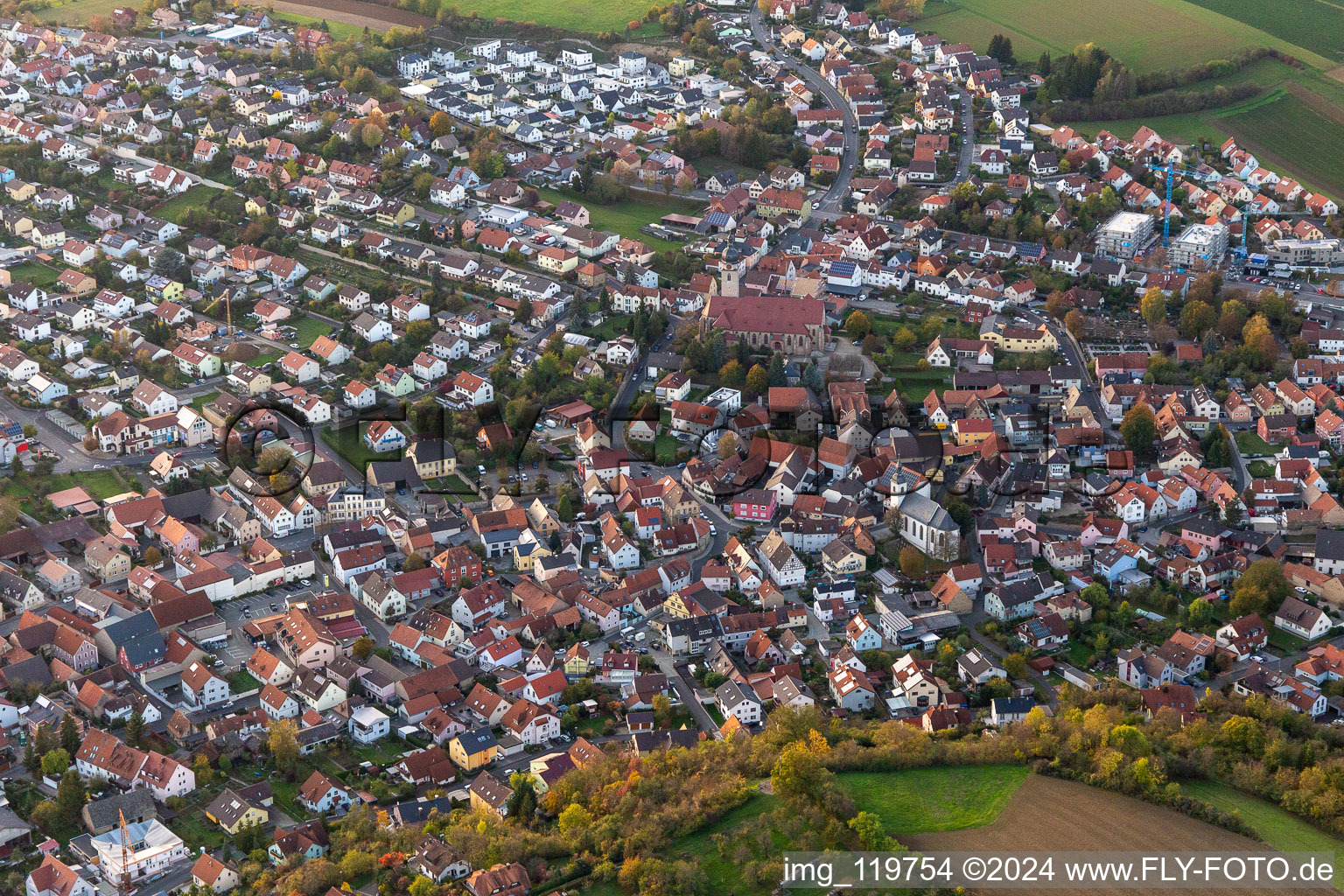 Vue aérienne de Bâtiment d'église au centre du village à Estenfeld dans le département Bavière, Allemagne