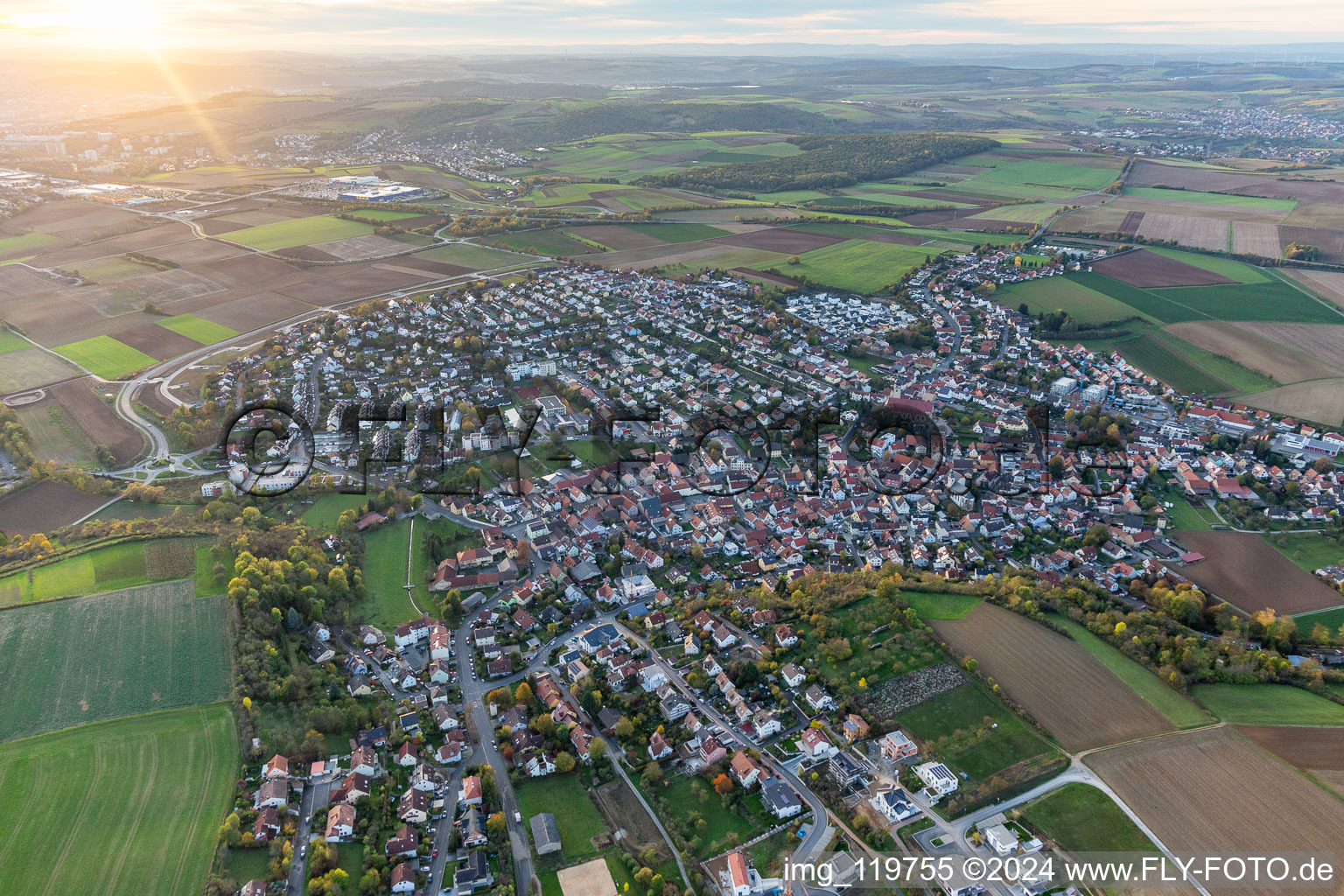 Vue oblique de Estenfeld dans le département Bavière, Allemagne