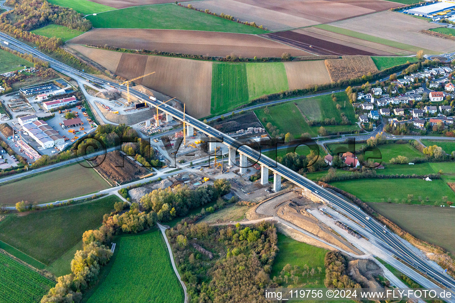 Vue aérienne de Chantier du nouveau tracé et des nouvelles voies le long du pont autoroutier du "Kürnachtalbrücke" du BAB A7 à Kürnach dans le département Bavière, Allemagne