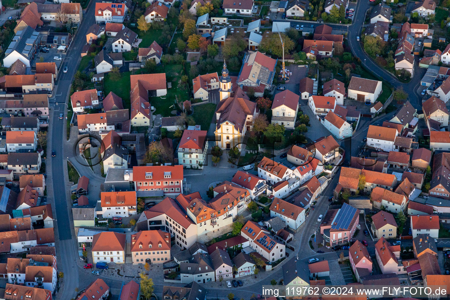 Vue aérienne de Saint Michel à Kürnach dans le département Bavière, Allemagne