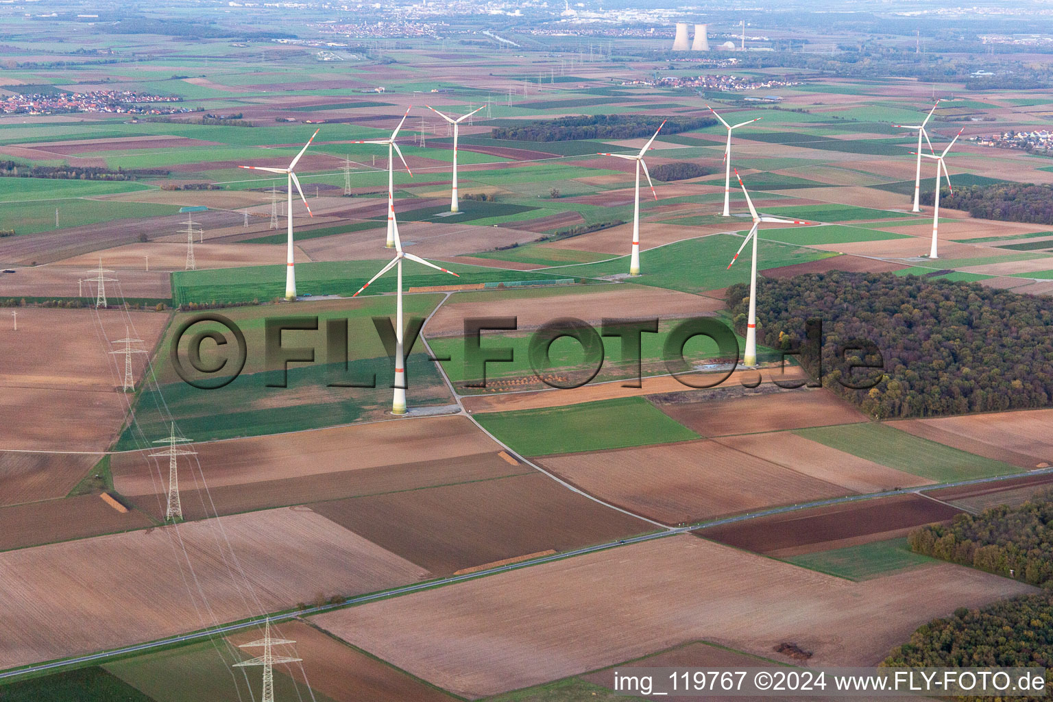 Vue aérienne de Éoliennes (WEA) - éoliennes - dans un champ à Schwanfeld dans le département Bavière, Allemagne