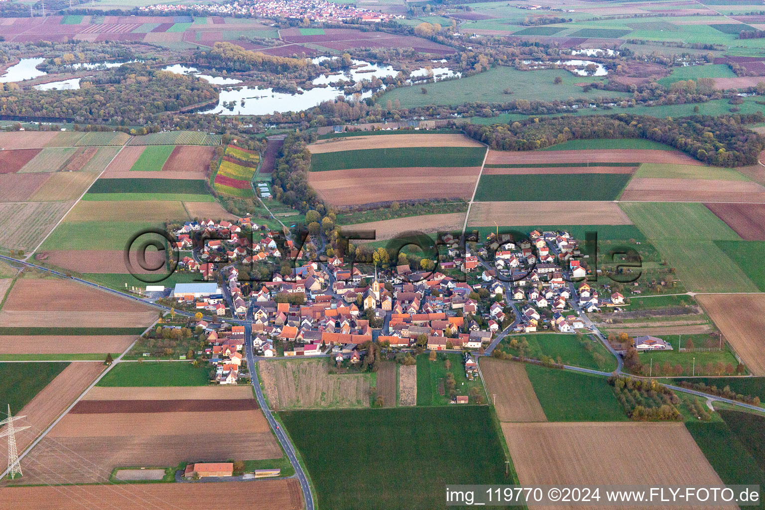 Vue aérienne de Quartier Hergolshausen in Waigolshausen dans le département Bavière, Allemagne