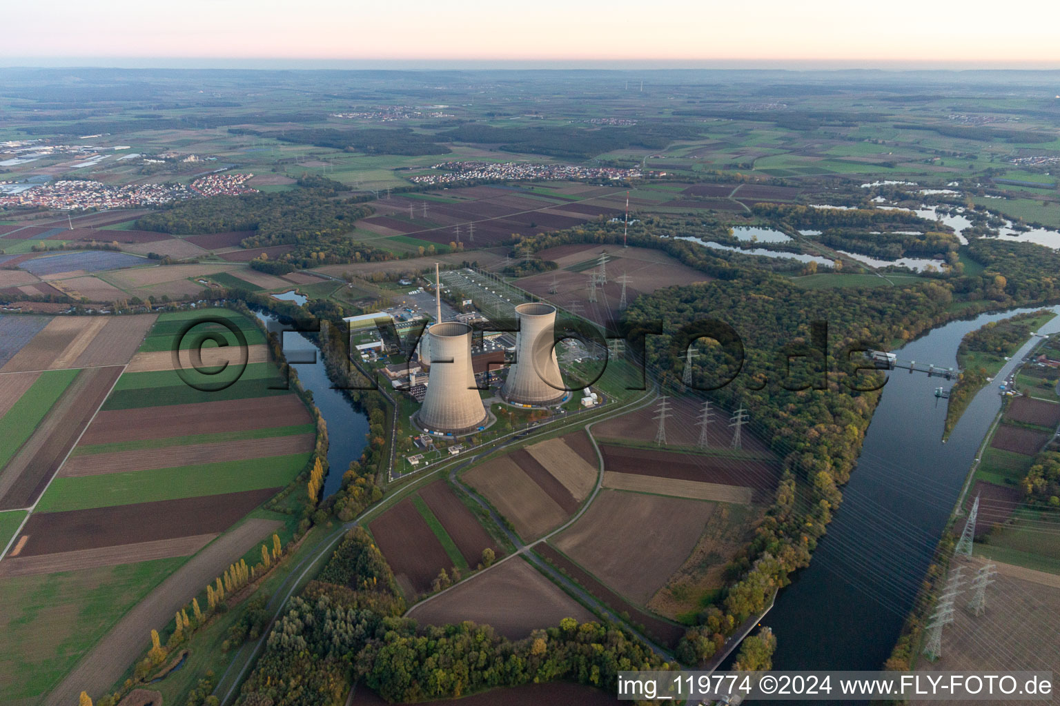 Vue aérienne de Zones riveraines du Main devant la centrale nucléaire désaffectée de Schweinfurt à Garstadt à Grafenrheinfeld dans le département Bavière, Allemagne