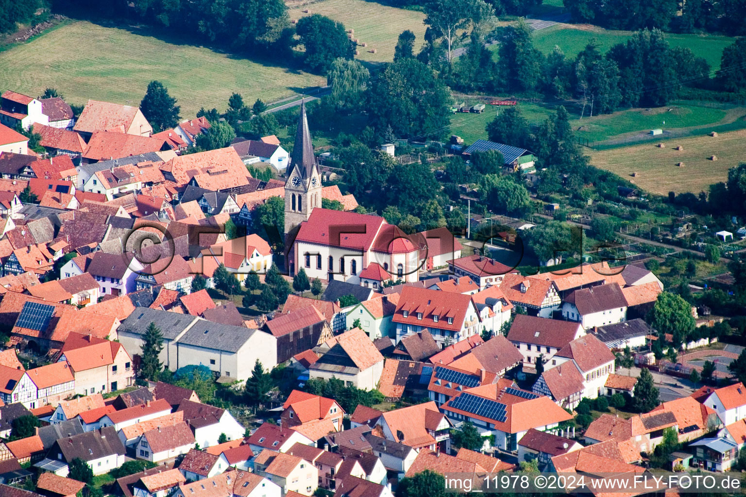 Vue aérienne de Bâtiment d'église au centre du village à Steinweiler dans le département Rhénanie-Palatinat, Allemagne